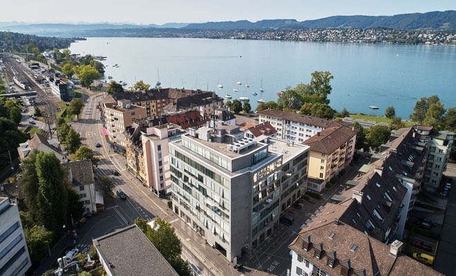Das Brust-Zentrum Zürich aus der Vogelperspektive mit dem Zürichsee im Hintergrund.